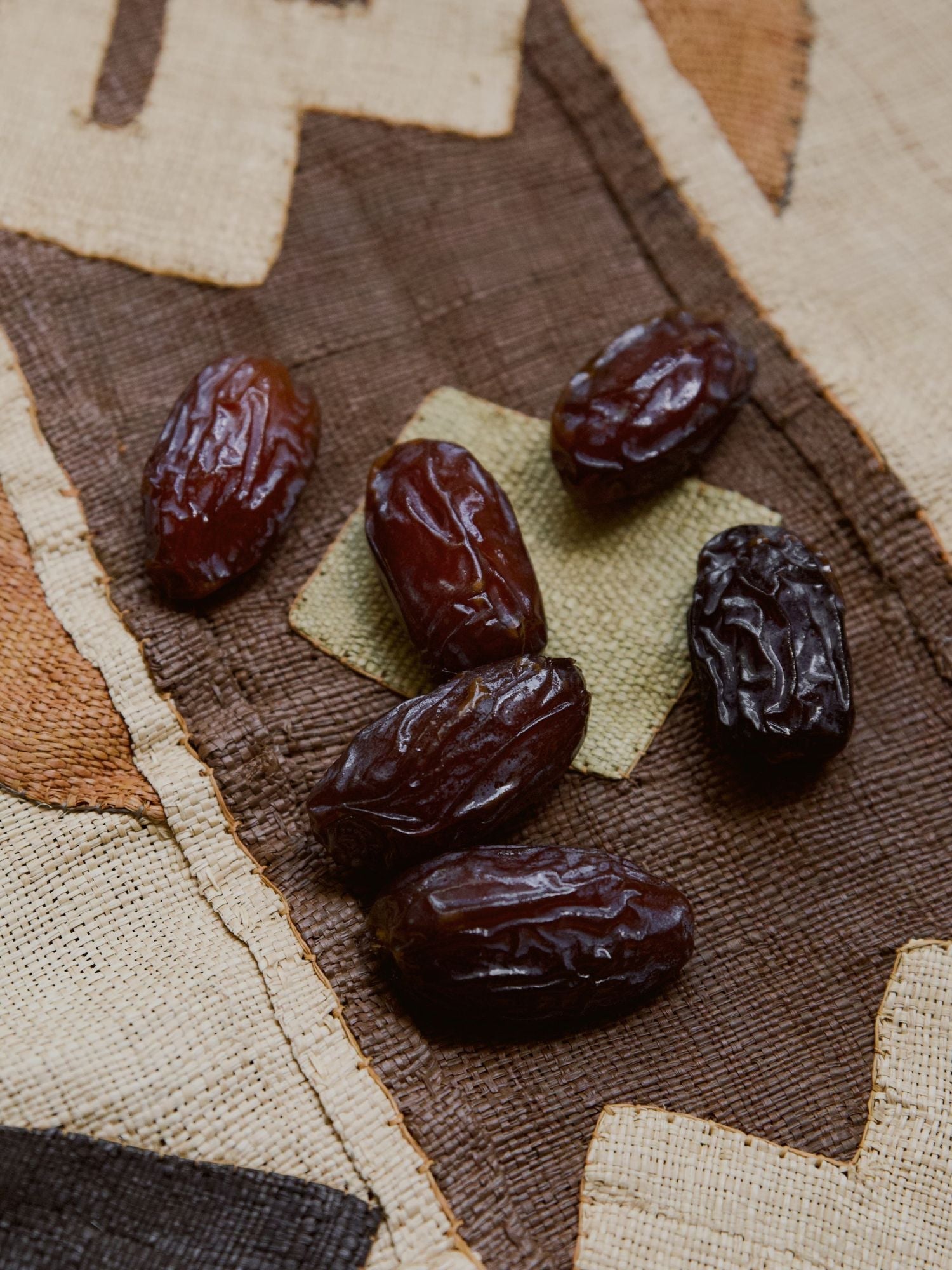 Head note illustration — Palm & Musc MOZA ISACK — dates, Ceylon cinnamon and clove